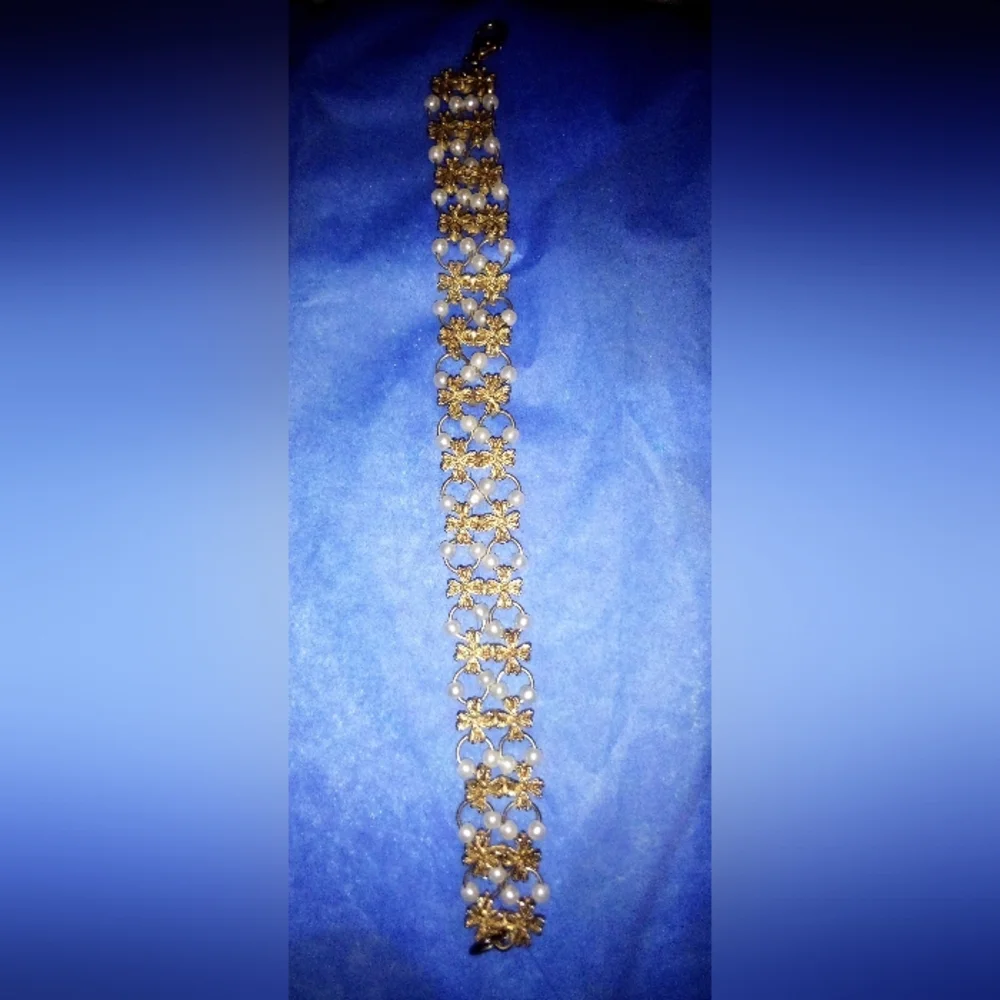 Beautiful Vintage Intricate Clover And Faux Pearl Bracelet 7 1/4 Inches